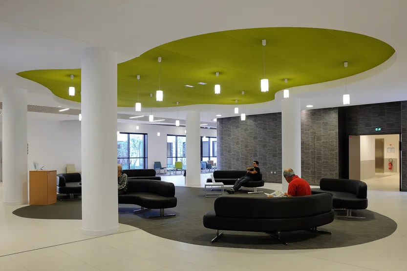 Salle d'attente de la clinique Belharra pour le pôle Orthopedie